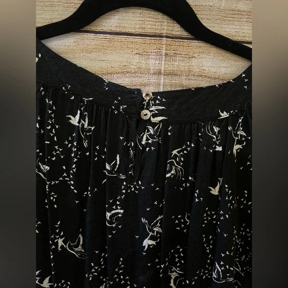 🤎3/$10 Pale Sky Black and White Sleeved Blouse Size Large - Picture 4 of 5